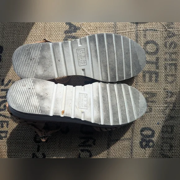 Women's Tan Leather Sandals With Floral Design - Picture 4 of 4